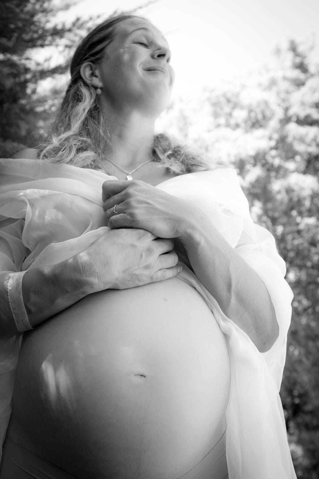 Portrait femme enceinte en extérieur près d'Auch — Carole Millet Studio