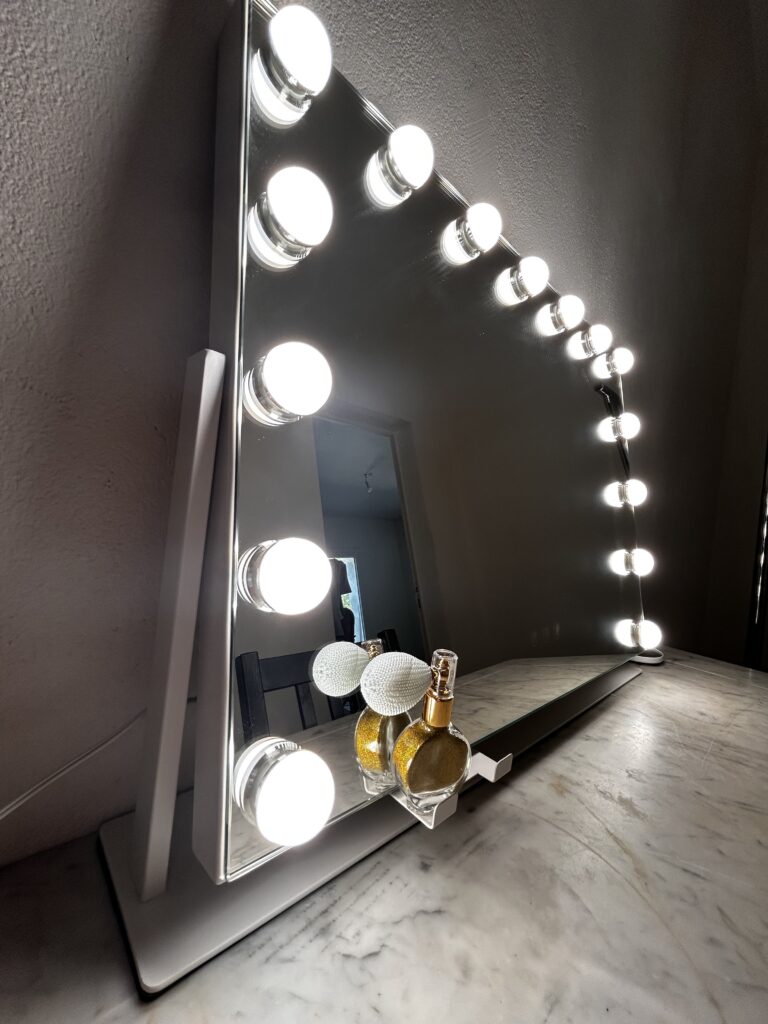 miroir pour se maquiller en toute tranquilité dans le studio de Carole Millet photographe