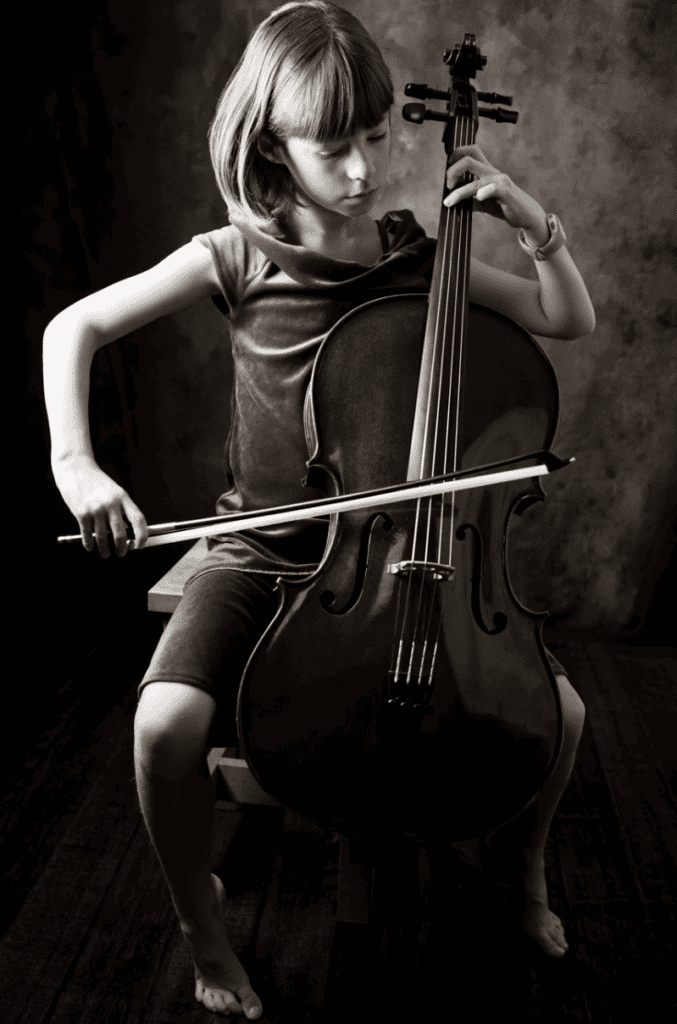 jeune fille en studio avec violoncelle